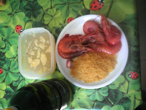 Die Zutaten für eine Fideuà: Fideus ("kurze, dünne Spaghetti"), Knoblauch, Gambas, Olivenöl, Fischbrühe Salz und Pfeffer