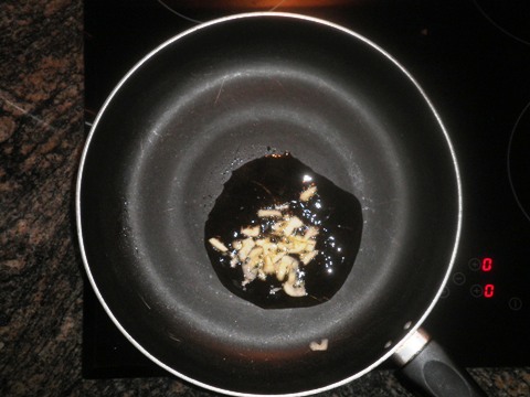 Ran an den Knoblauch: In kleine Stücke schneiden und ab in die Pfanne (mit ein wenig Olivenöl). Warten bis alles goldbraun wird.  
